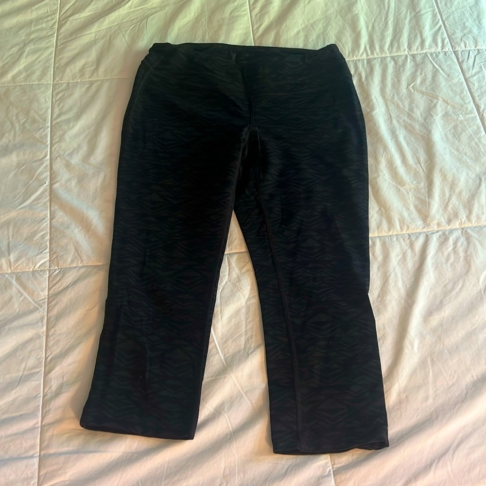 Women’s yoga pants. Cropped length. Fun pattern. Lucy brand.